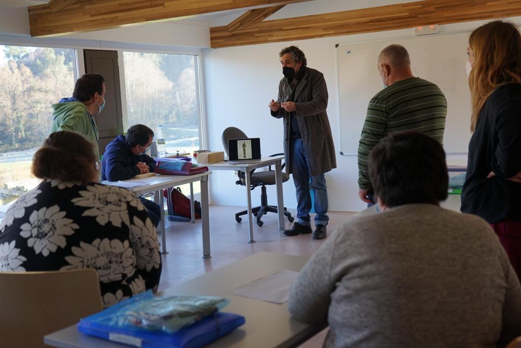 Persoas usuarias de Medelo traballan nunha obra conxunta que representa a diversidade do Camiño de Santiago