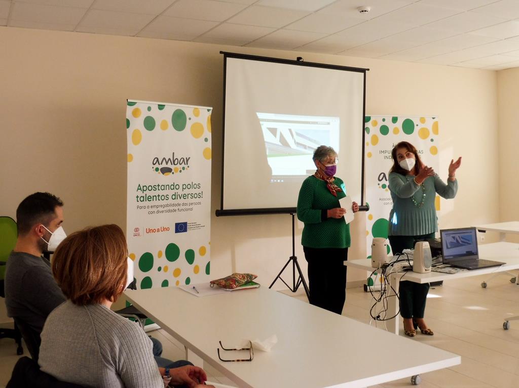 A asociación Ambar recibe a visita de representante da Cooperativa Covirán para explicar os perfís que buscan as empresas