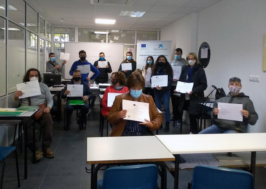 Entrega de diplomas para as 15 persoas de Vilagarcía que se formaron con COGAMI como auxiliares de servizos