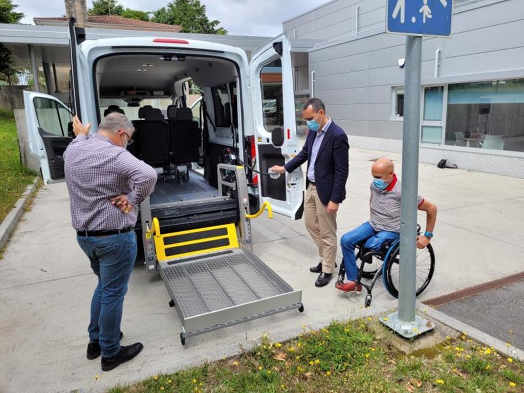 Doazón dun vehículo adaptado para o centro de recursos de Mos a través dos fondos da X Solidaria