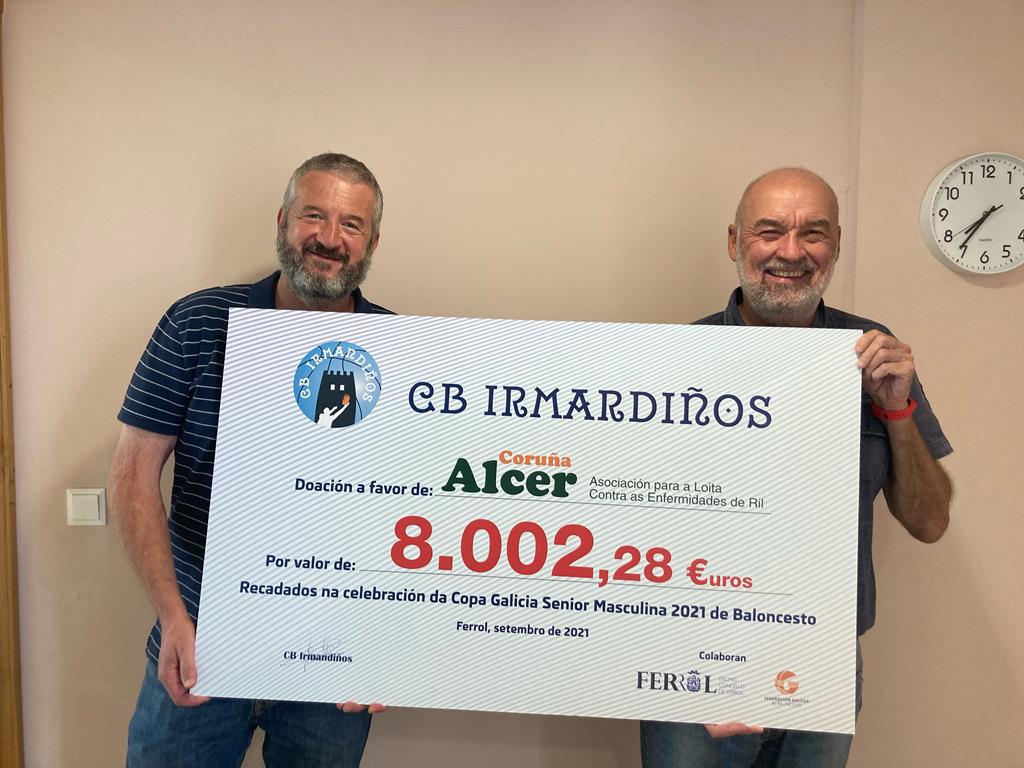 ALCER Coruña recibe un cheque coa recadación da venda de entradas da final da Copa Galicia de baloncesto