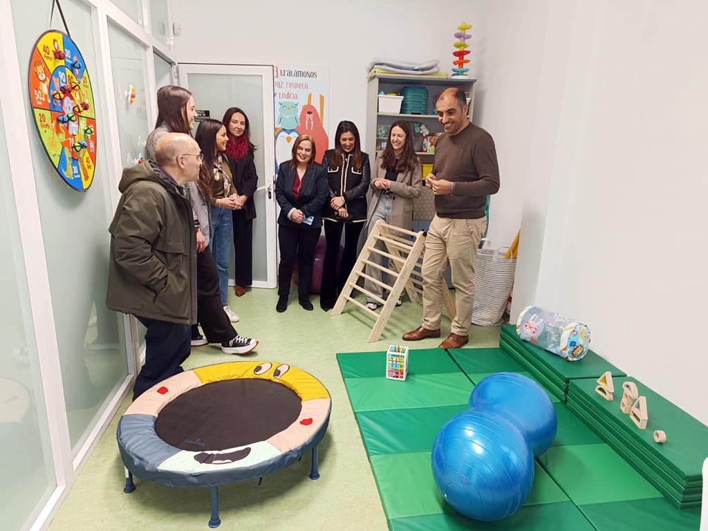O equipo de profesionais da atención temperá de COGAMI visita as novas instalacións deste servizo en Poio