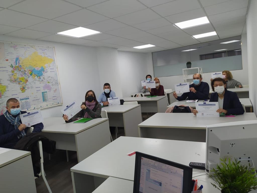 Entrega de diplomas do curso de auxiliar de servizos impartido por COGAMI en Pontevedra