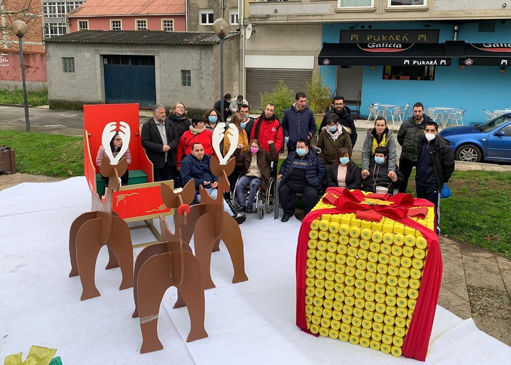As prazas do Concello de Silleda adornadas cos adornos de Nadal realizados no centro de COGAMI en Medelo