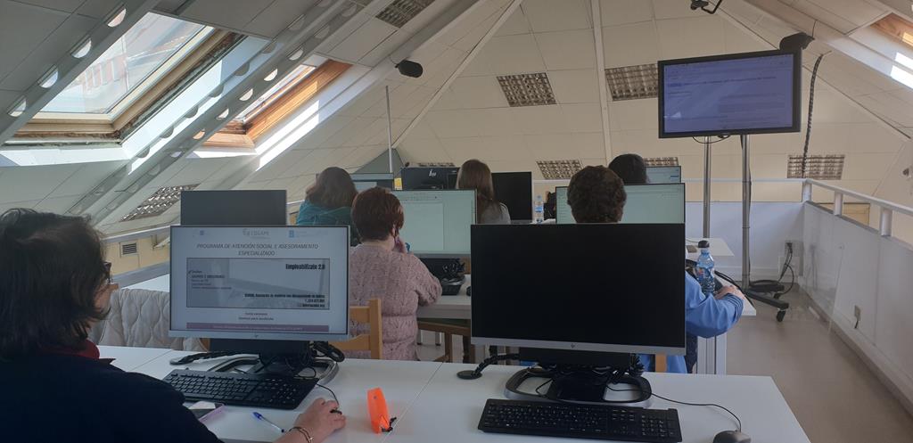 Un programa de atención social e asesoramento de ACADAR traballa o uso das TIC cara ao emprego