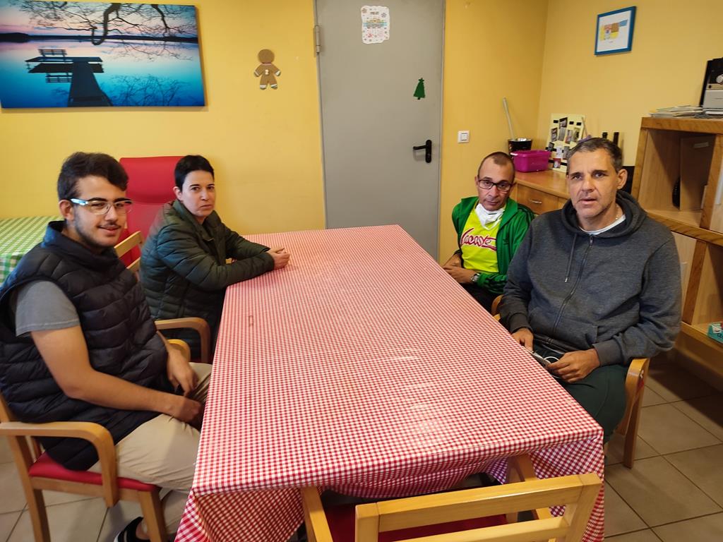 Catro persoas usuarias da asociación Avante de Val do Dubra comparten vivenda