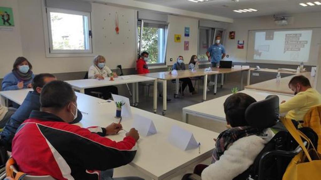 Voluntarios de “la Caixa” imparten educación financeira a persoas usuarias do centro de recursos de COGAMI en Mos