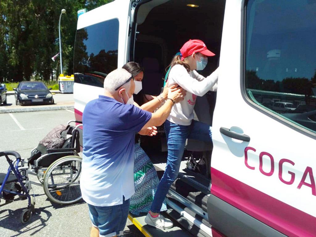 COGAMI incorpora 2 vehículos de transporte adaptado que prestan servizo a persoas usuarias de centros de recursos