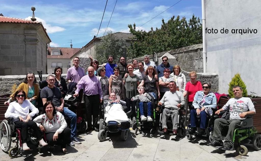 A asociación Algaria reparte material de protección entre as persoas usuarias da entidade
