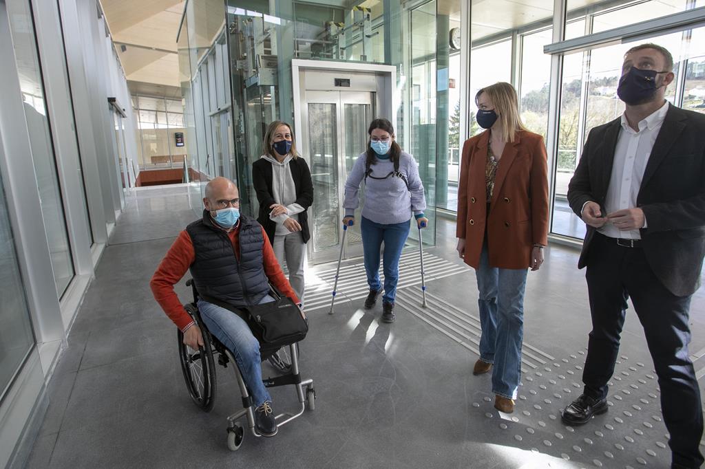 Representantes de COGAMI e AMICO analizan a accesibilidade das instalacións da estación intermodal de Santiago