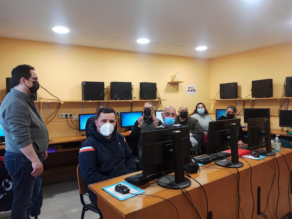 COGAMI inicia en Viveiro un curso de alfabetización dixital no que se forman nove persoas 