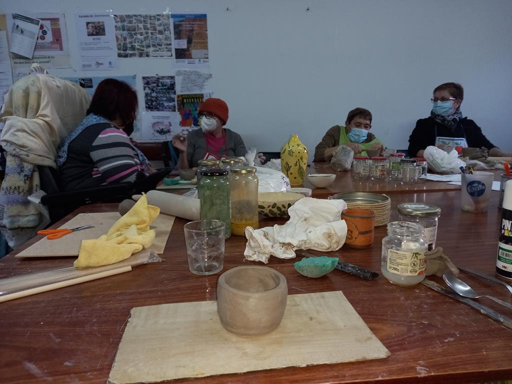 A asociación DISVALIA aprende a modelar o barro a través do programa EnRedArte