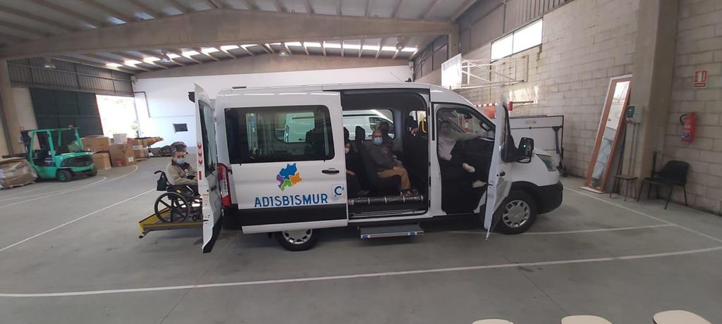 Novo vehículo adaptado para a asociación ADISBISMUR que cubre a ruta de Mazaricos ata o centro de Valadares