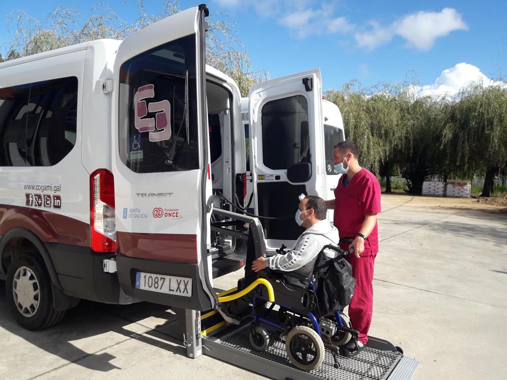 O centro de recursos de COGAMI en Medelo incorpora un vehículo adaptado para transporte das persoas usuarias